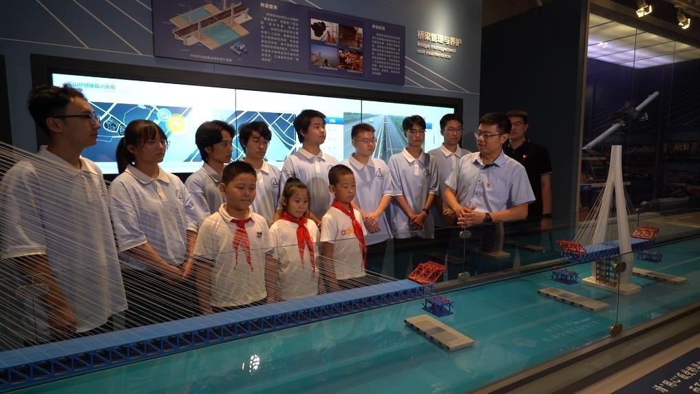 哈爾濱工業(yè)大學(xué)交通學(xué)院教師李順龍在中國橋梁博物館進行課程思政與橋梁科普。新華社發(fā)（張潤 攝）