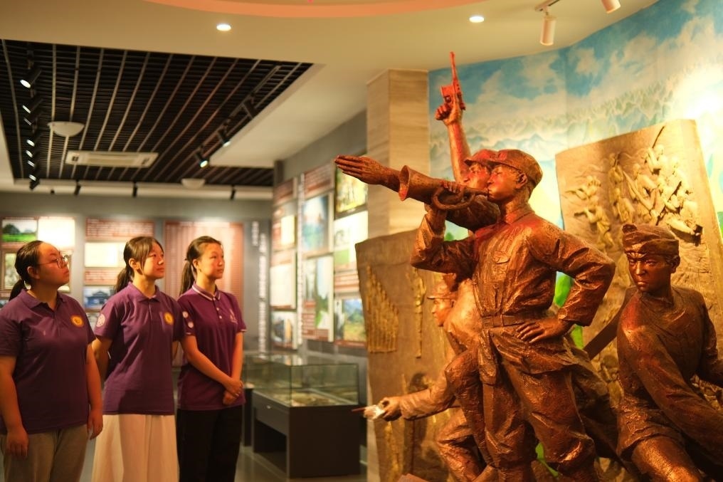 7月26日，南開大學(xué)實踐隊在環(huán)江革命陳列館了解毛南族人民在黨的領(lǐng)導(dǎo)下進行革命斗爭的歷程。（受訪者供圖）