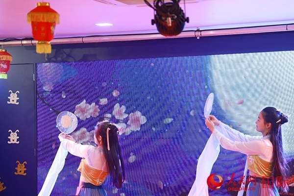 巴西華僑華人表演舞蹈《千里共嬋娟》。人民網(wǎng)記者 陳海琪攝