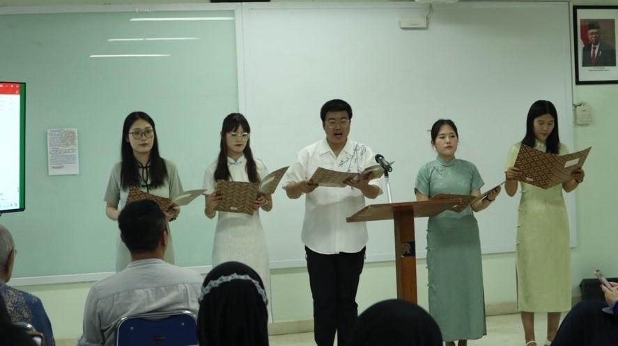 阿拉扎大學孔子學院志愿者教師表演詩朗誦?；顒又鬓k方供圖