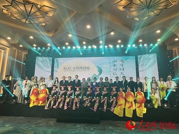 兩國嘉賓與中越藝術(shù)家現(xiàn)場合影。人民網(wǎng)記者 楊曄攝