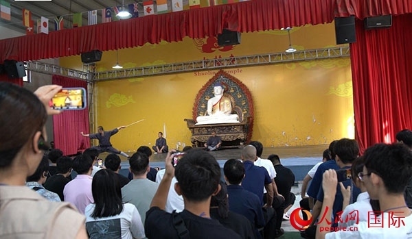 日本少林寺拳法青年代表團(tuán)觀看少林拳表演。人民網(wǎng)記者 張麗婭攝