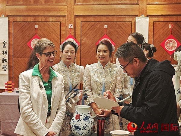 現(xiàn)場(chǎng)的非遺傳承人為英國(guó)觀眾展示畫(huà)技。人民網(wǎng)記者 邢雪攝