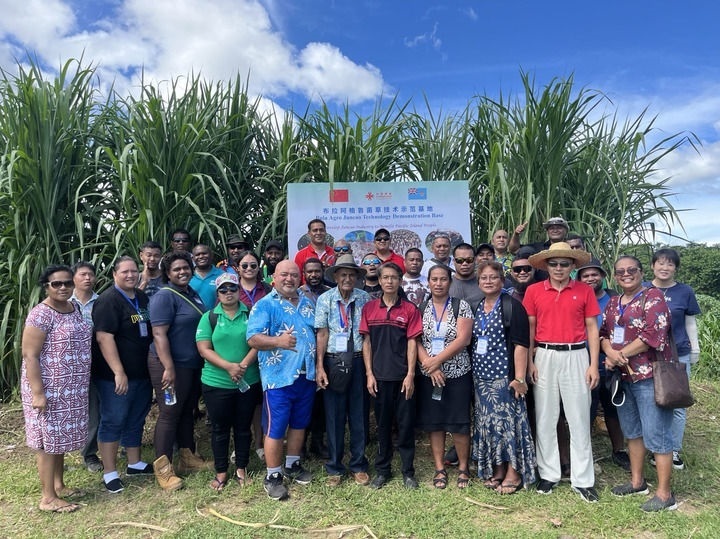 2024年2月28日，來自巴布亞新幾內(nèi)亞、湯加、庫克群島、薩摩亞、瑙魯?shù)葒?guó)家的“太平洋島國(guó)菌草技術(shù)培訓(xùn)班”學(xué)員在斐濟(jì)布拉阿格魯菌草技術(shù)示范基地合影。新華社發(fā)（中國(guó)援斐濟(jì)菌草技術(shù)示范中心供圖）