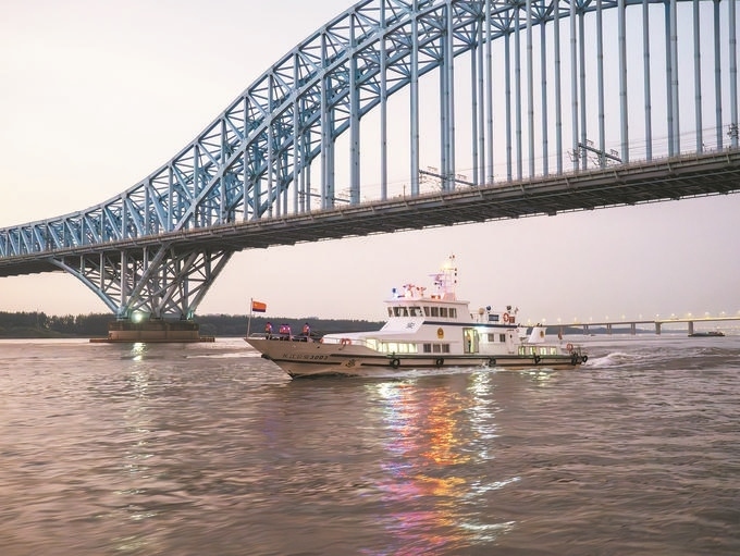 8月12日，長江航運公安局南京分局組織民警輔警駕乘警用巡邏船在轄區(qū)水域開展巡邏檢查。江寧攝