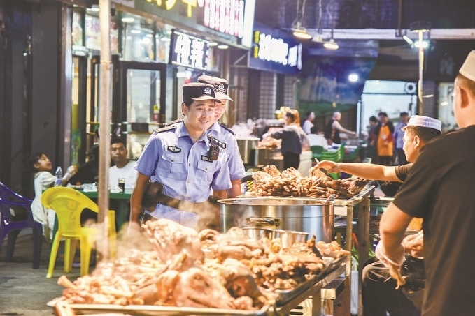 8月9日，甘肅省華亭市公安局組織民警輔警在夜市開展巡邏檢查。張亞強攝