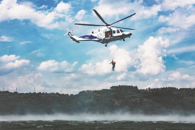 ▼7月17日，浙江省新昌縣公安局聯(lián)合浙江省公安廳警務航空隊在長詔水庫水域及周邊開展救援演練。王樟林攝