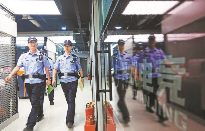 ▲7月6日，山西省新絳縣公安局龍興派出所組織警力對網吧等場所進行集中治安檢查。高新生攝