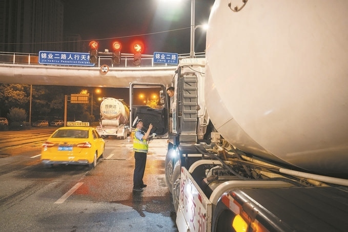 7月25日，陜西省西安市公安局交警支隊開展全市中重型貨車及面包車違法異地互查整治行動。孫崇明攝