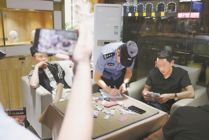 9月7日，云南省昆明市公安機關對棋牌室開展檢查。