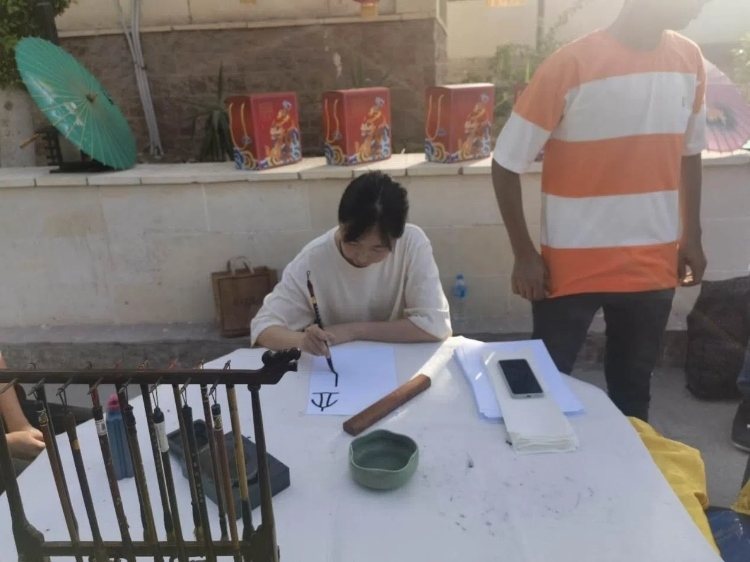 開羅文化中心漢語教師表演中國書法。開羅中國文化中心供圖