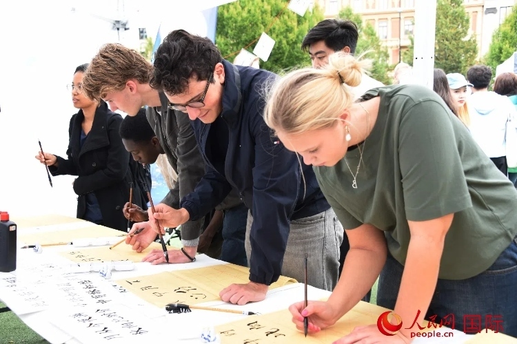 體驗中國書法。人民網(wǎng)記者 殷淼攝