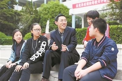 淮北市首批高層次人才儲備金獲得者、淮北市第一中學教師陳超（左三）在與學生交談?；幢笔形瞬殴ぷ骶止﹫D