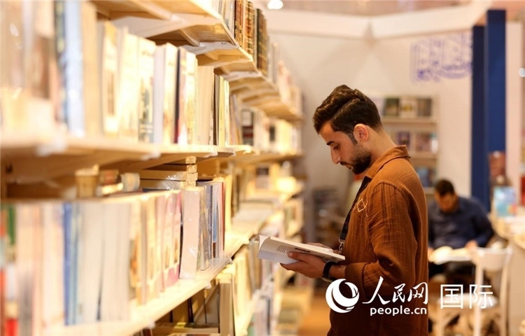 一位民眾在讀書。人民網(wǎng)中東中心分社奧馬爾·哈利勒攝