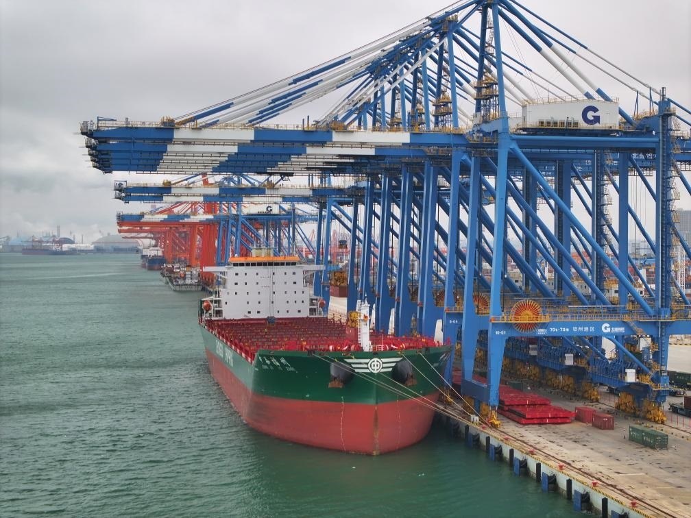 2月23日拍攝的廣西北部灣港欽州港區(qū)的碼頭堆場（無人機(jī)照片）。新華社記者 周華 攝