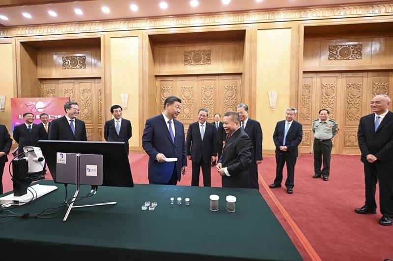 △2024年9月23日，習近平總書記等參觀月球樣品和探月工程成果展覽。