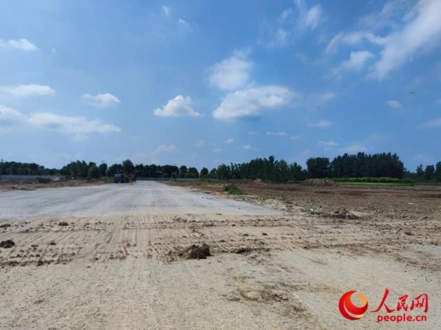 當(dāng)?shù)匾驯唤型5柠}河?xùn)|路。人民網(wǎng) 鞠峰攝