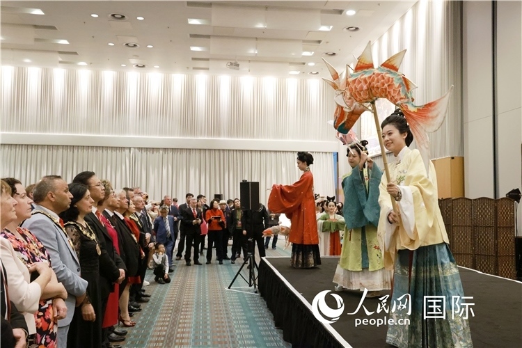 2、留學(xué)生表演了漢服展示《絲路霓裳》。邢雪攝