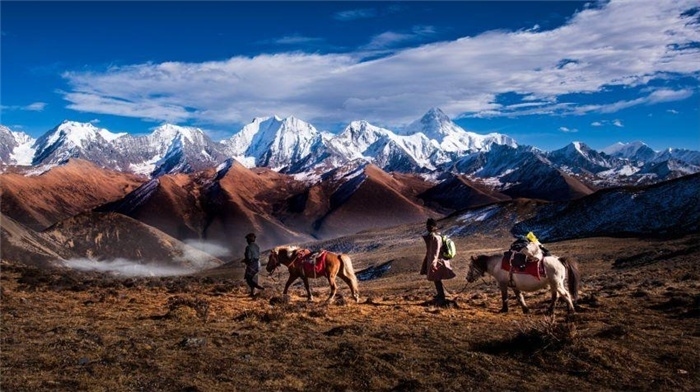 “守護(hù)貢嘎”是當(dāng)?shù)卮迕駱闼氐男拍詈妥园l(fā)的行動。圖為貢嘎山“馬背巡護(hù)隊”開展日常巡護(hù)工作 林革文攝