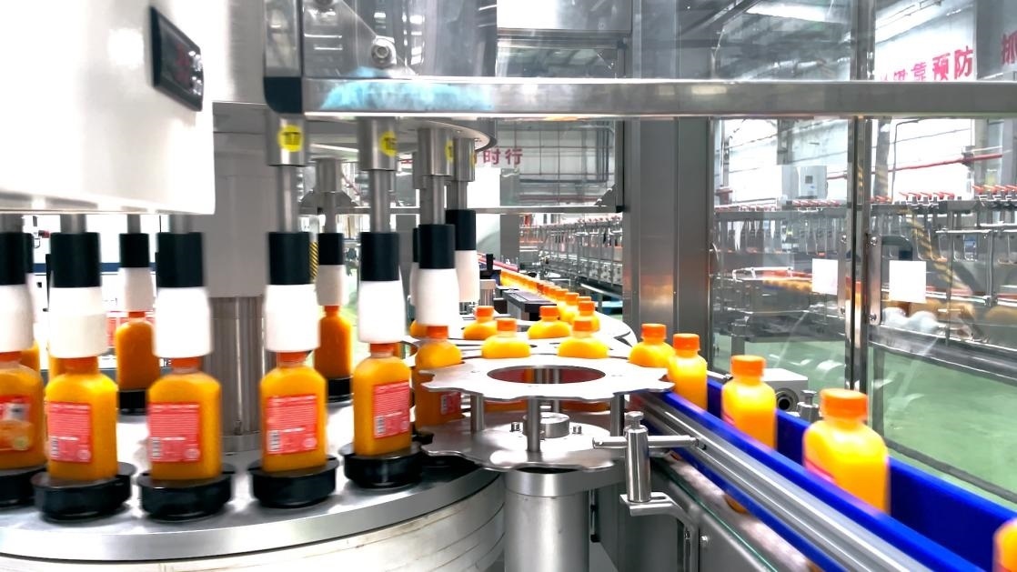 一輕食品（丹江口）產(chǎn)業(yè)園內(nèi)的桔汁飲料生產(chǎn)線。 受訪者供圖