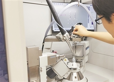 科研人員使用X射線衍射儀研究σ鍵。圖片來源:日本北海道大學(xué)