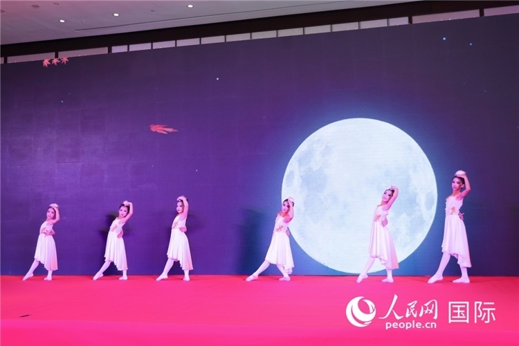中國(guó)青少年歌舞表演。人民網(wǎng)記者任皓宇攝