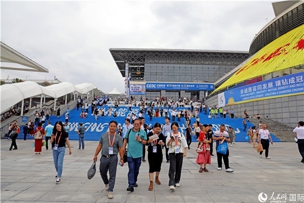 第二十一屆東博會展館外，參觀者步行離場。人民網(wǎng)記者趙益普攝