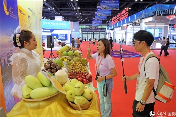 在東博會泰國展區(qū)，參觀者在向泰方工作人員了解泰國水果情況。人民網(wǎng)記者趙益普攝