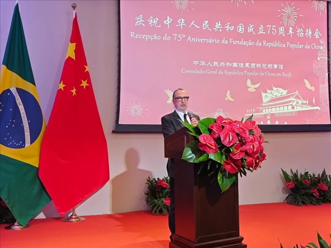 巴西外交部駐東北部地區(qū)辦公室主任德寶拉大使在招待會(huì)上致辭。 中國(guó)駐累西腓總領(lǐng)館供圖