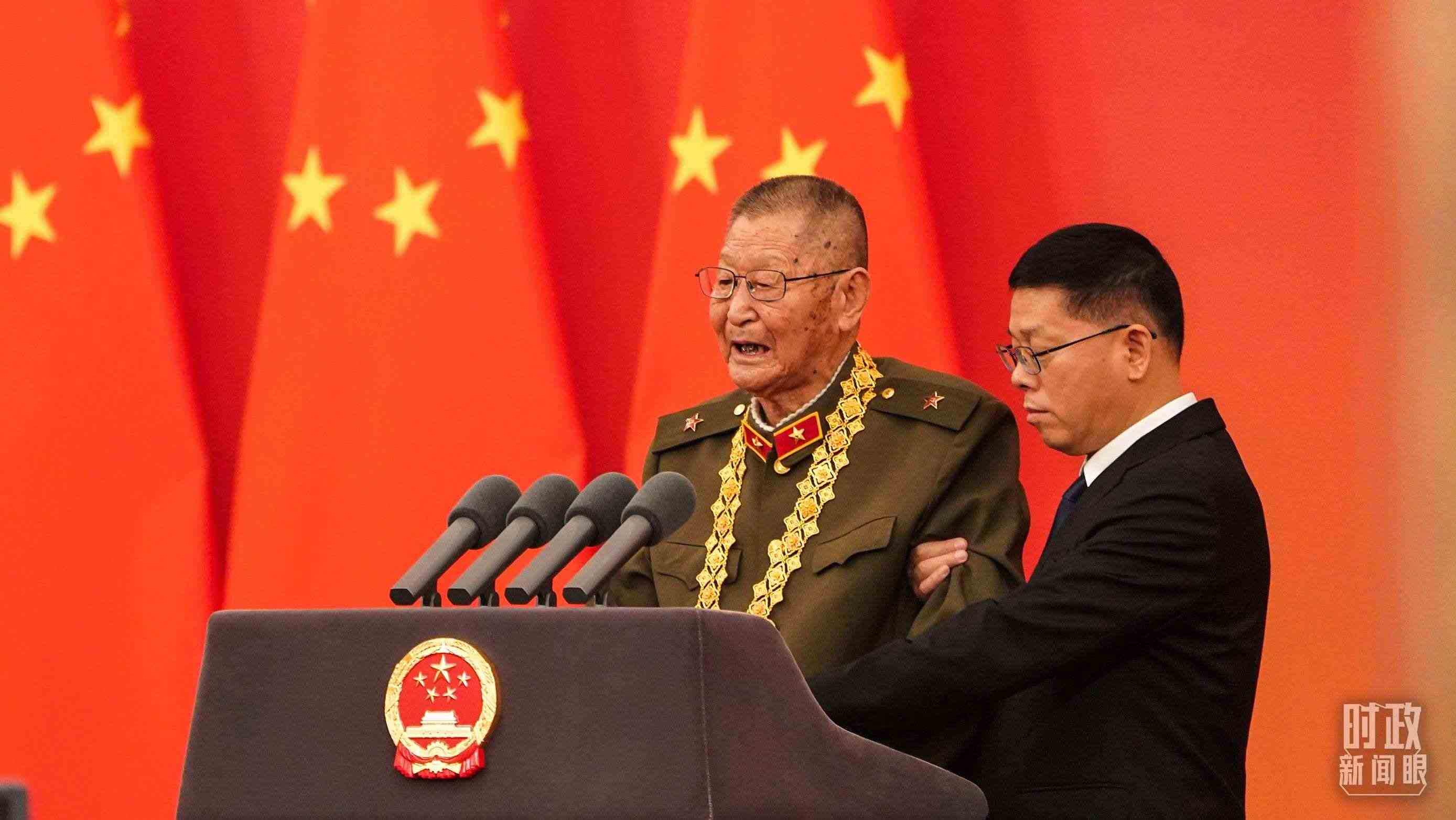 “共和國勛章”獲得者黃宗德在頒授儀式上發(fā)言。（總臺記者李晉拍攝）