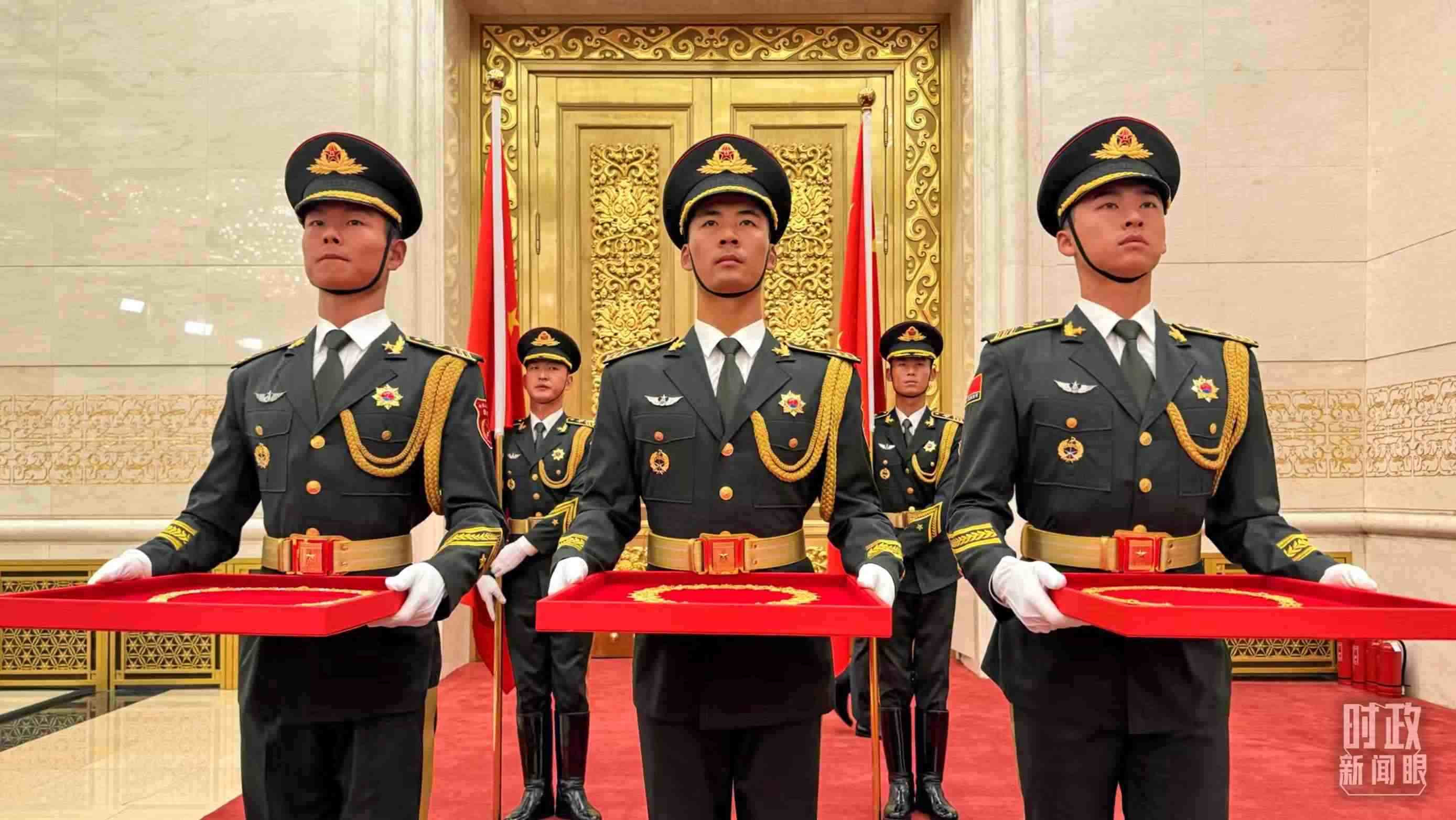 禮兵手捧共和國勛章、友誼勛章和國家榮譽稱號獎?wù)隆＃偱_央視記者李增仁拍攝）