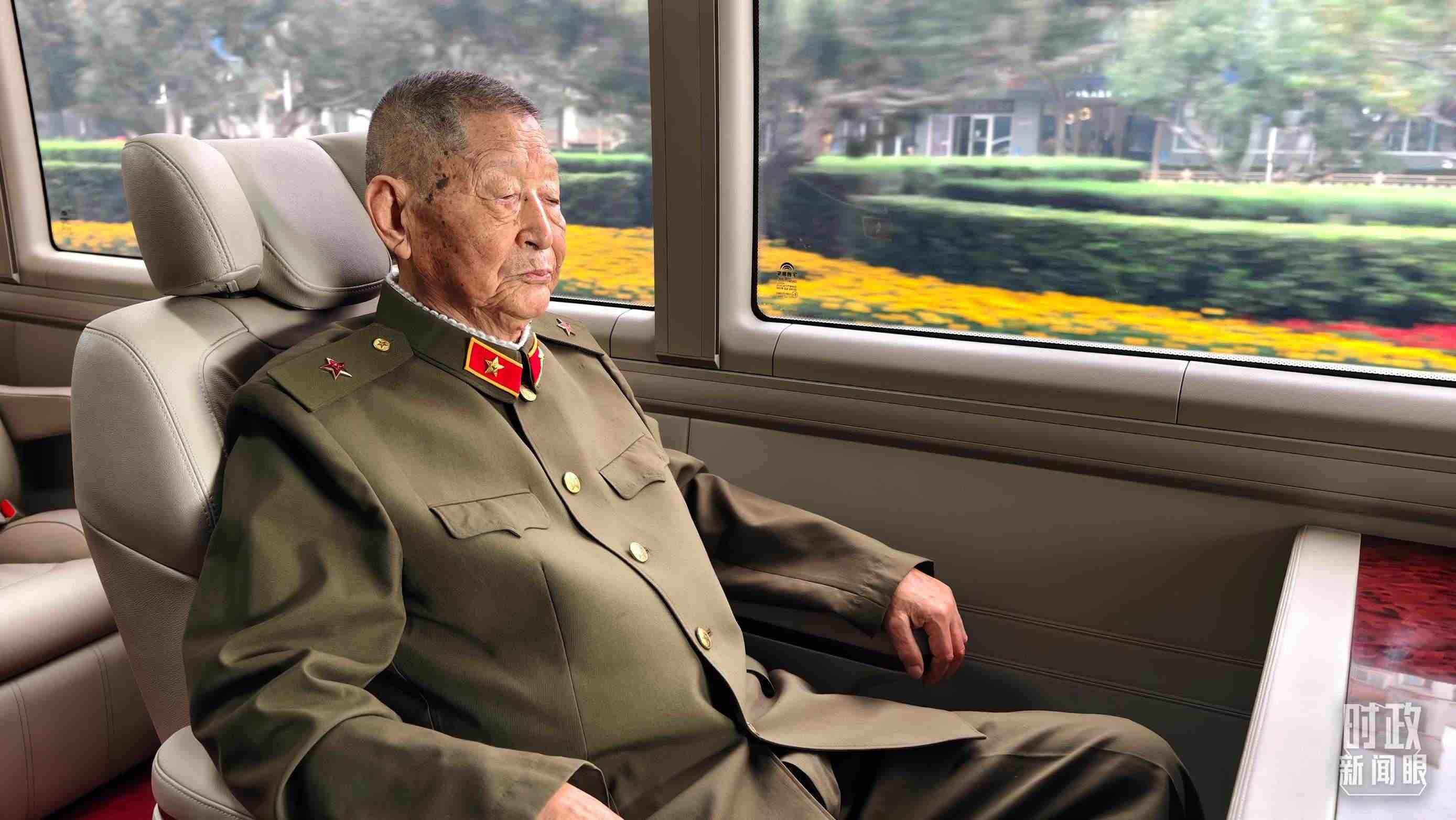 “共和國勛章”獲得者黃宗德乘坐禮賓車前往人民大會堂。（總臺央視記者胡瑋拍攝）