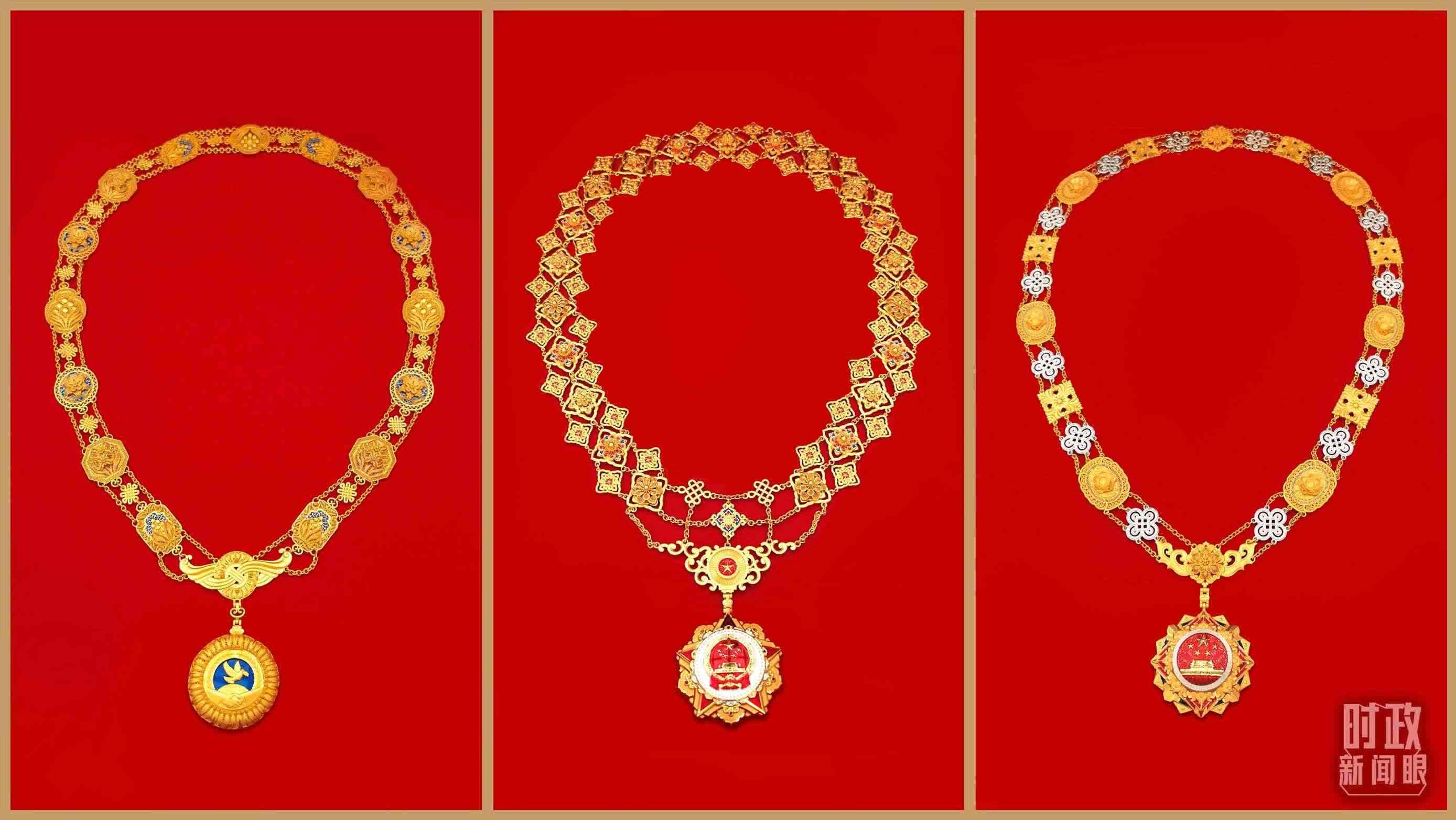 “共和國勛章”（中）、“友誼勛章”（左）和國家榮譽稱號獎?wù)拢ㄓ遥＃偱_央視記者郭鴻、鄂介甫拍攝）