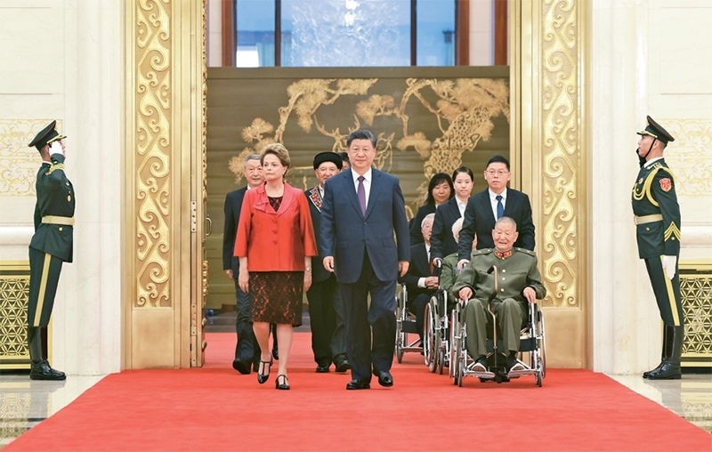 2024年9月29日，中華人民共和國(guó)國(guó)家勛章和國(guó)家榮譽(yù)稱號(hào)頒授儀式在北京人民大會(huì)堂金色大廳隆重舉行。中共中央總書記、國(guó)家主席、中央軍委主席習(xí)近平同國(guó)家勛章和國(guó)家榮譽(yù)稱號(hào)獲得者一同步入會(huì)場(chǎng)。 新華社記者 王曄/攝