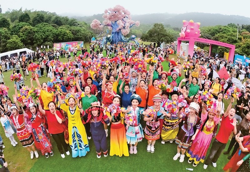 自2014年起，廣西持續(xù)舉辦“廣西三月三·八桂嘉年華”活動(dòng)，各地民族民俗活動(dòng)次第登臺(tái)，精彩紛呈，這個(gè)傳統(tǒng)民族節(jié)慶已演變?yōu)楦髯迦嗣窆蚕砉矘返墓?jié)日盛會(huì)和知名文化旅游品牌。圖為2024年4月11日在南寧市拍攝的活動(dòng)主會(huì)場(chǎng)。 新華社記者 周華/攝