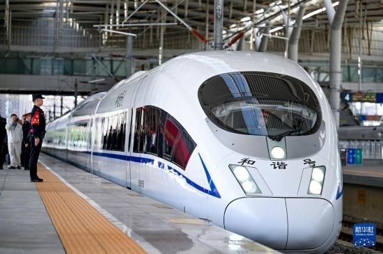 10月1日，由銀川開往惠農(nóng)的C8218次列車從銀川站駛出。