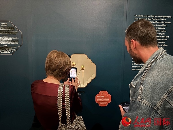  法國觀眾在展區(qū)拍照留念。人民網(wǎng)記者 于超凡攝