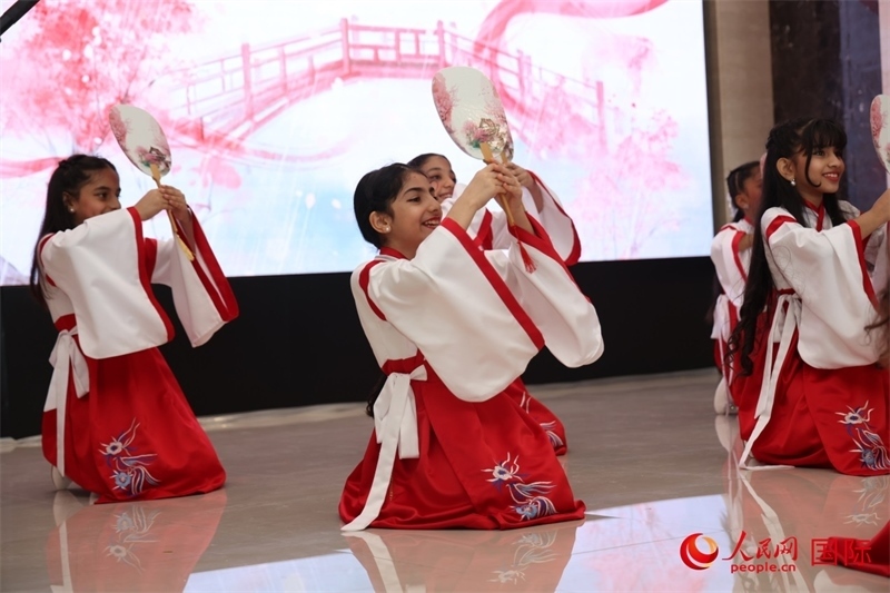 富查伊拉當?shù)貙W校學生表演節(jié)目。人民網(wǎng)記者任皓宇攝