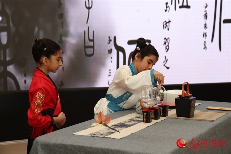 富查伊拉當?shù)貙W校學生表演茶藝。人民網(wǎng)記者任皓宇攝