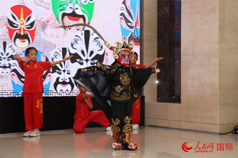 迪拜中國學校學生表演變臉。人民網(wǎng)記者任皓宇攝