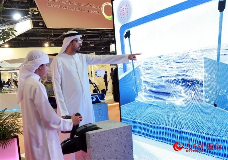 一名兒童在模擬操作船舶，撿拾海洋垃圾。人民網(wǎng)記者管克江攝