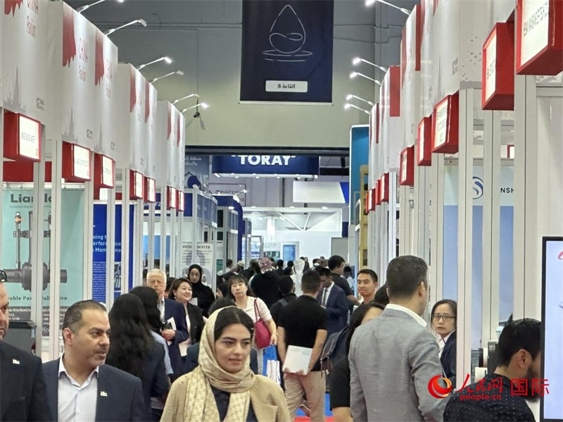 中國館前人頭攢動。人民網(wǎng)記者管克江攝