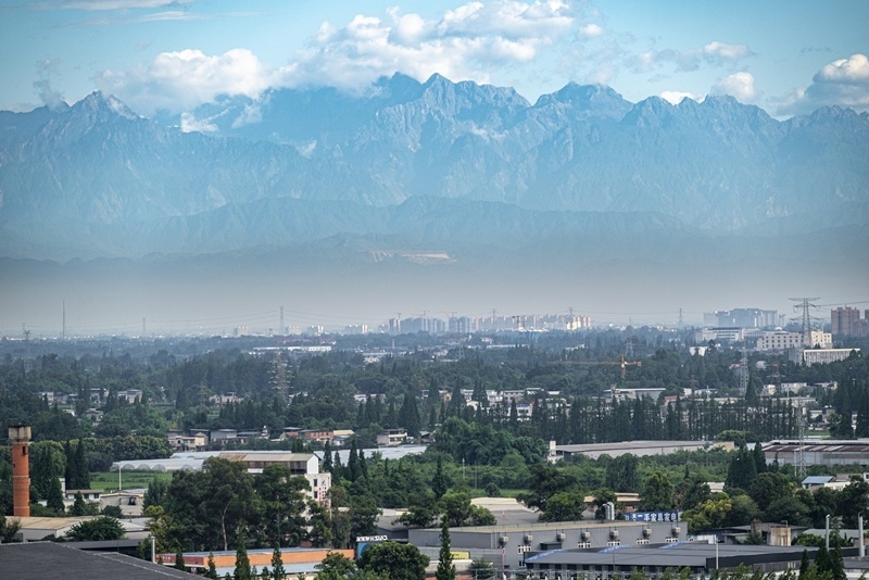 2024年7月1日，成都天氣晴好，遠(yuǎn)處雪山清晰可見(jiàn)。