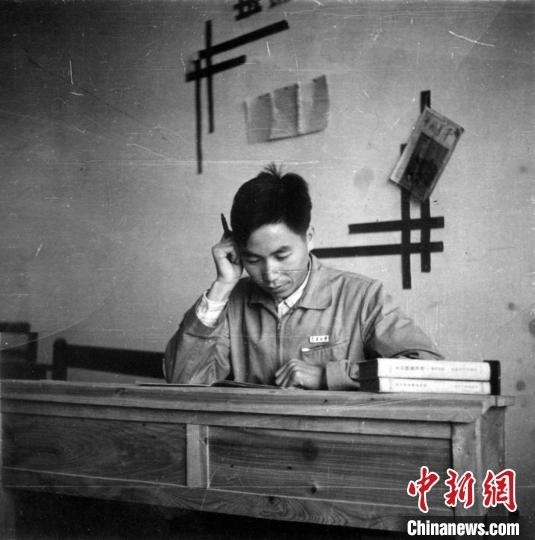 大學(xué)時(shí)期，龍樂(lè)豪在教室自習(xí)。(中國(guó)運(yùn)載火箭技術(shù)研究院供圖)