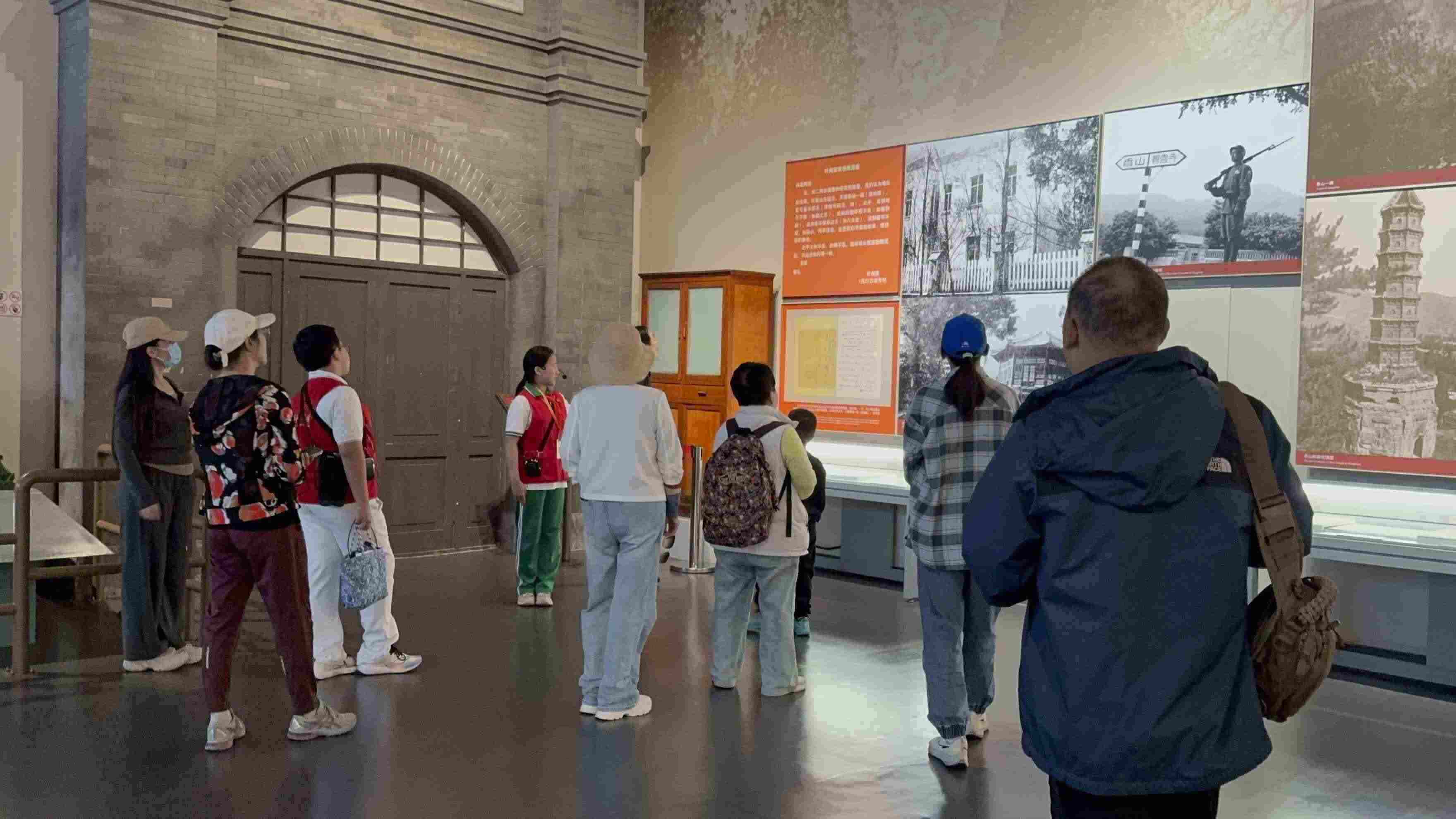 10月4日，北京香山革命紀(jì)念館內(nèi)，一名“紅領(lǐng)巾志愿者”正在為參觀者講解。人民網(wǎng)記者 劉微攝