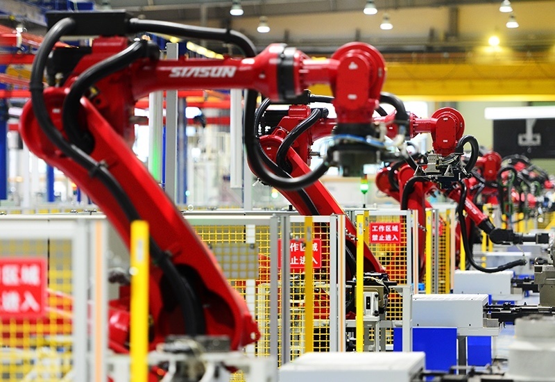 2019年11月22日，沈陽，一家數字化智能工廠內，名為SR210的機器人正在自主地抓取各種零部件，快速組裝稍小的工業(yè)機器人。