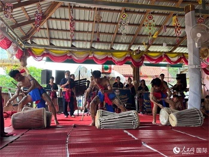 泰國(guó)藝術(shù)團(tuán)體給游客表演當(dāng)?shù)貍鹘y(tǒng)舞蹈。人民網(wǎng)記者 簡(jiǎn)承淵攝