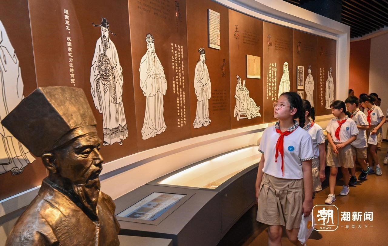 來(lái)自杭州市政苑小學(xué)的學(xué)生走進(jìn)浙江省檔案館“大寫(xiě)浙江人”展廳，近距離“觸摸”歷史、走進(jìn)榜樣、聆聽(tīng)故事，激發(fā)愛(ài)黨愛(ài)國(guó)愛(ài)家熱情。記者 董旭明 攝