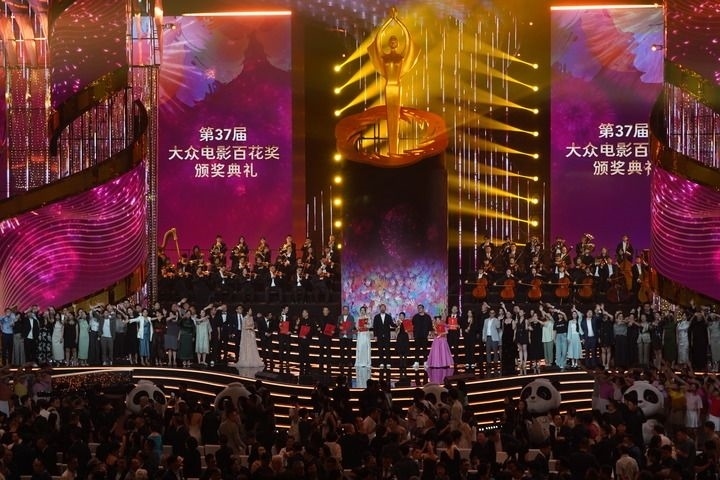 2024年8月4日，在四川成都，第37屆大眾電影百花獎(jiǎng)獲獎(jiǎng)?wù)吆痛蟊娫u(píng)審在舞臺(tái)上合影。新華社記者 唐文豪 攝