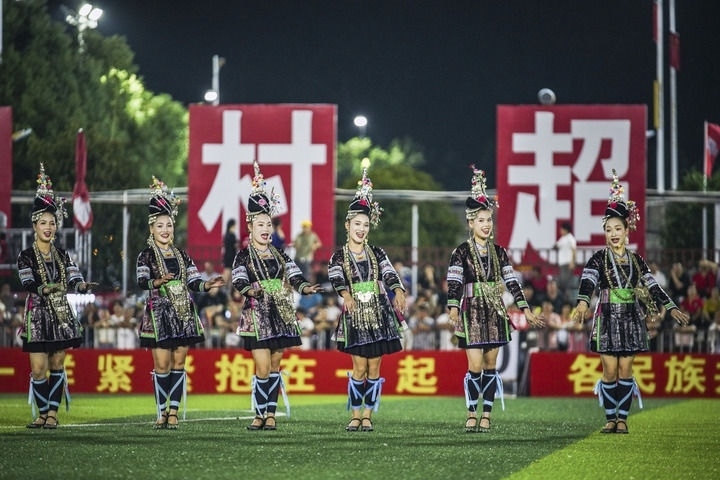 2024年9月28日，榕江縣侗族大歌隊(duì)的演員們?cè)凇按宄弊闱驁?chǎng)上表演。當(dāng)日，“發(fā)現(xiàn)中國(guó)之美·相約貴州村超”國(guó)際友誼賽在貴州省黔東南苗族侗族自治州榕江縣的“村超”足球場(chǎng)舉行。新華社記者 陶亮 攝